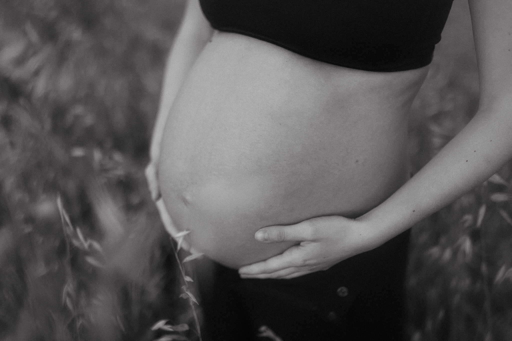 Pregnancy Photoshoot in nature outside of Barcelona