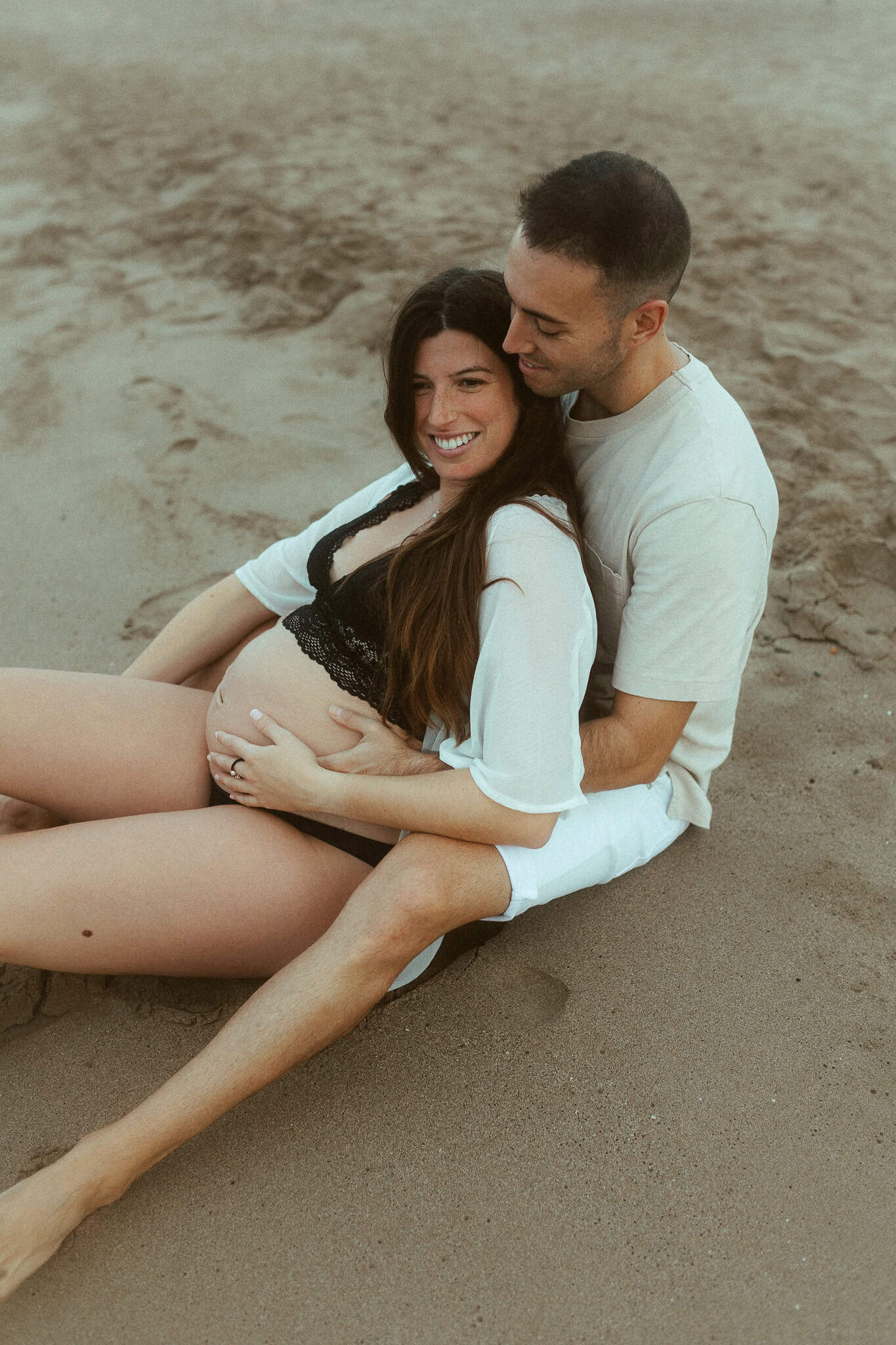 Maternity photos in the beach