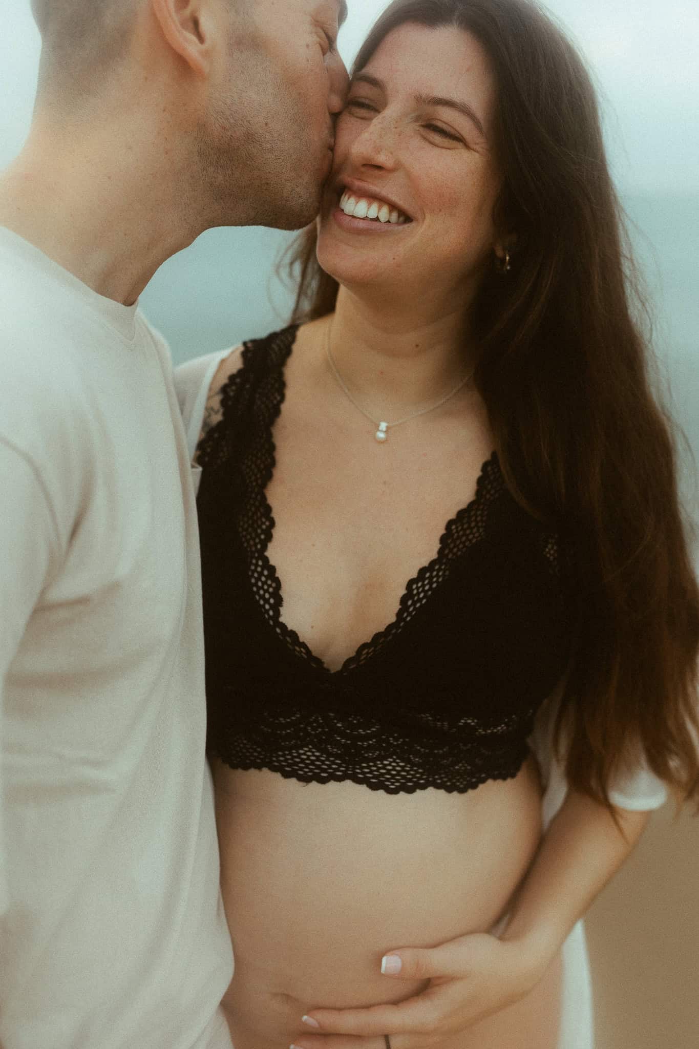 Pregnancy photoshoot in beach of costa brava