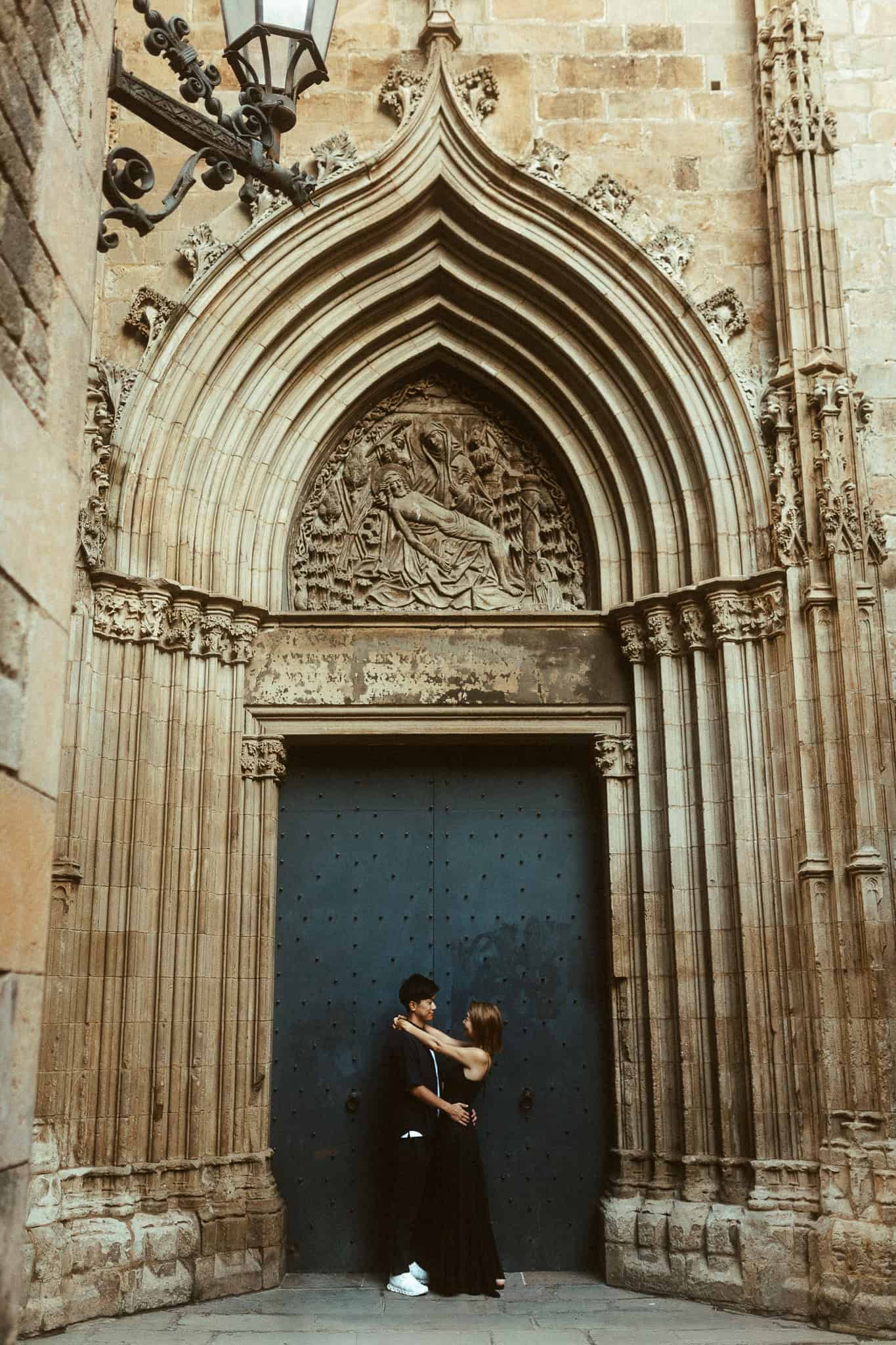 Japanese couple during a romantic photoshoot in Barcelona’s old town