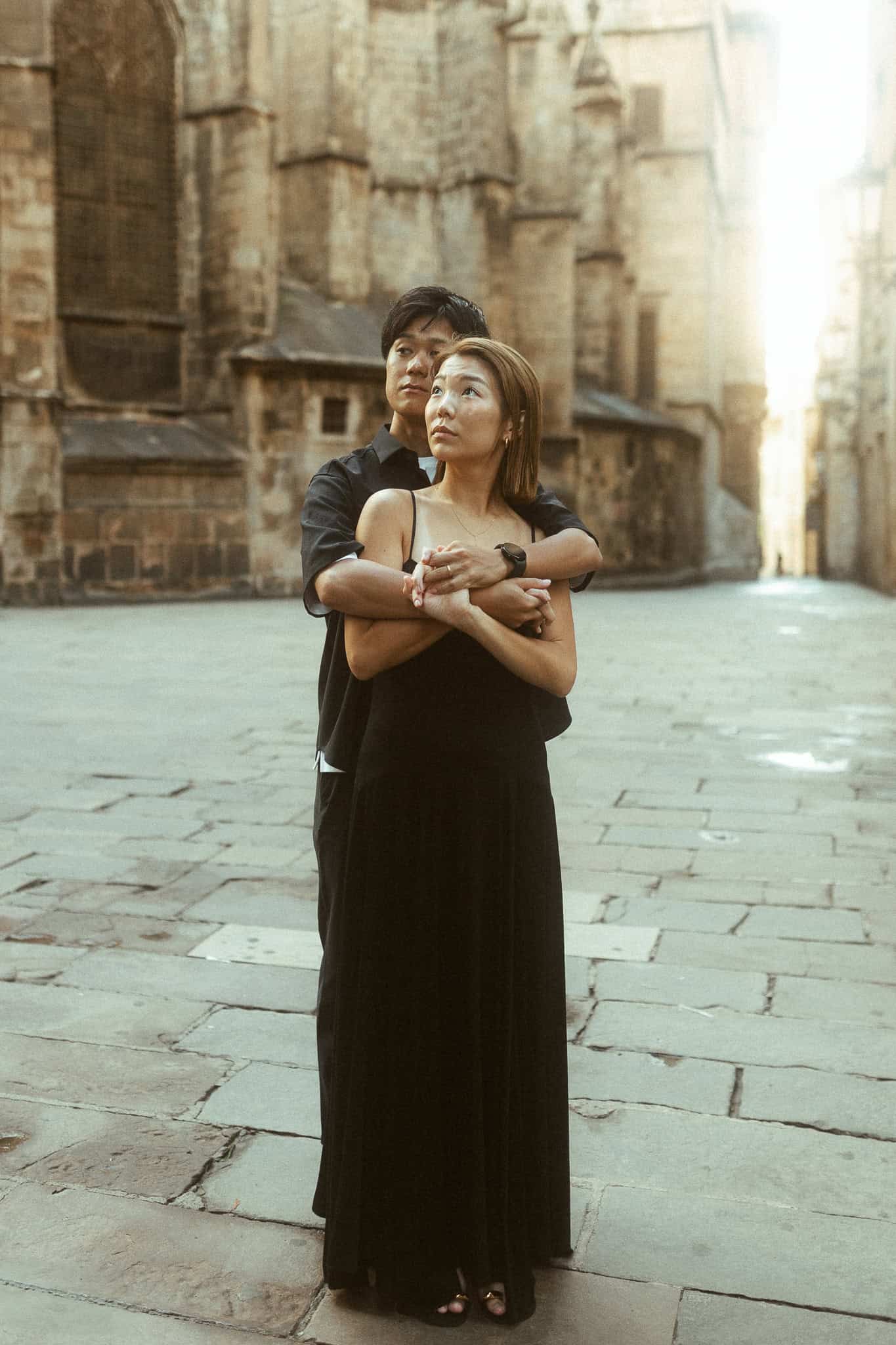 Engagement photoshoot of Japanese couple in Barcelona Gothic Quarter