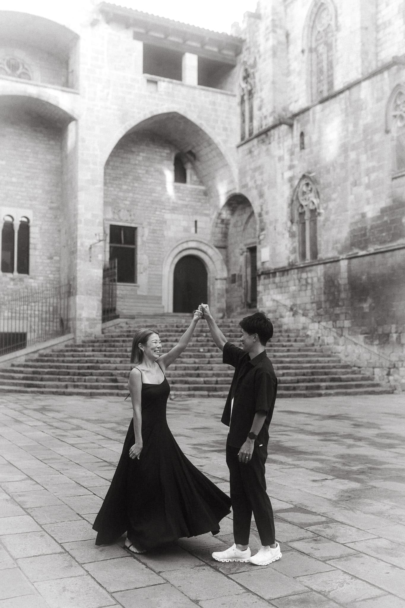 Engagement photoshoot of Japanese couple in Barcelona Gothic Quarter