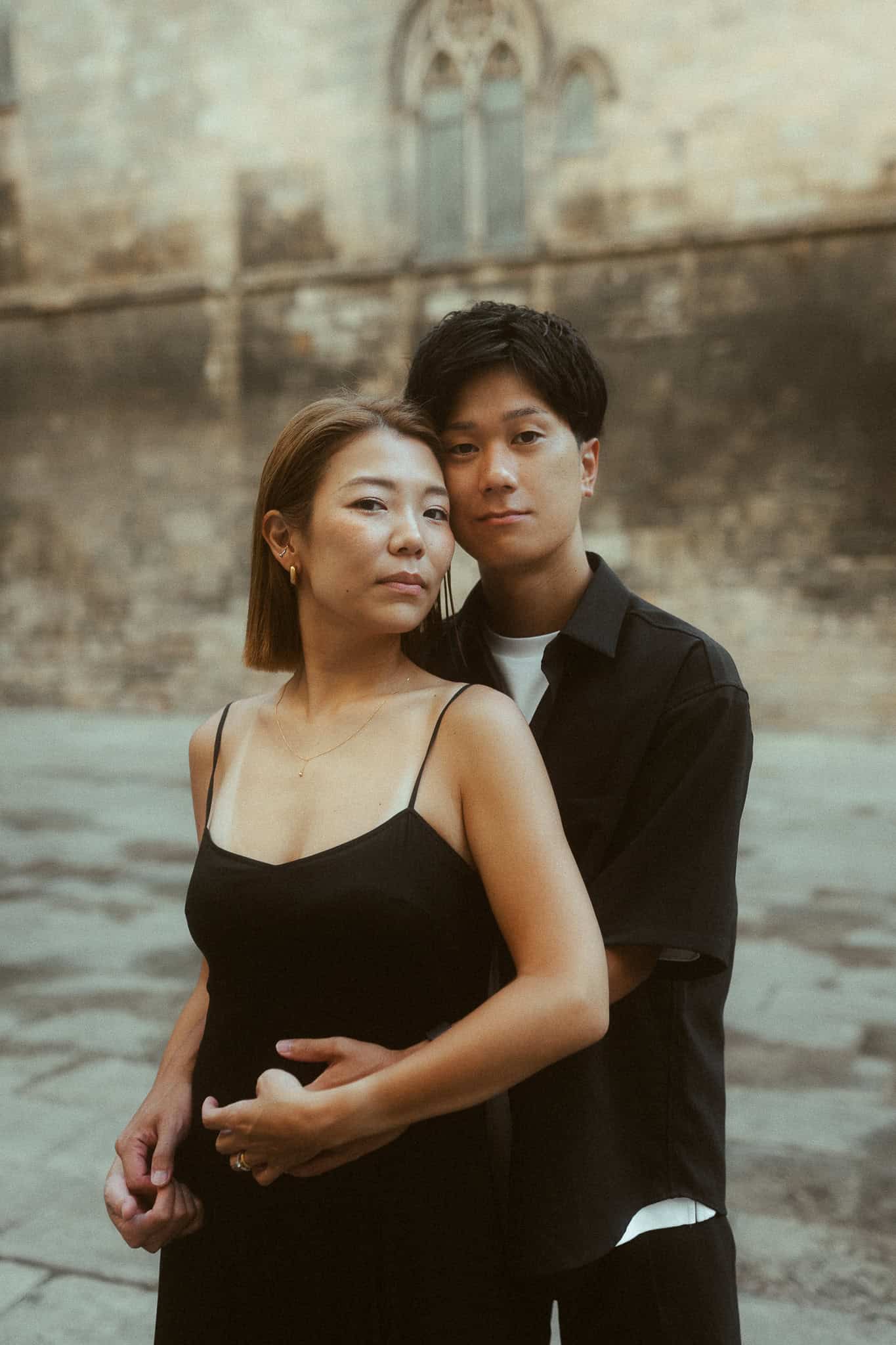 Engagement-style photoshoot of Japanese couple in Barcelona Gothic Quarter