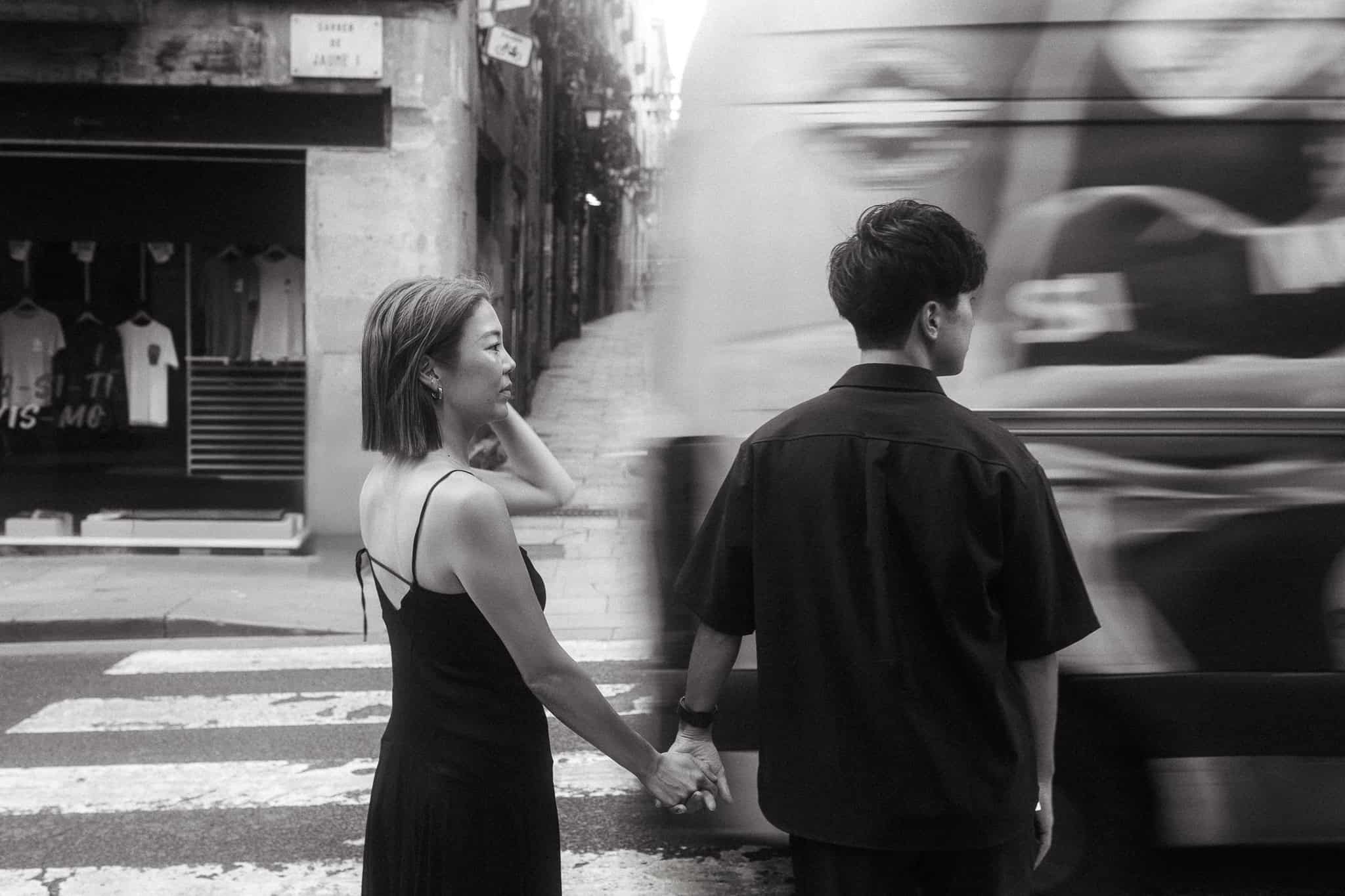 Engagement photoshoot of Japanese couple in Barcelona Gothic Quarter