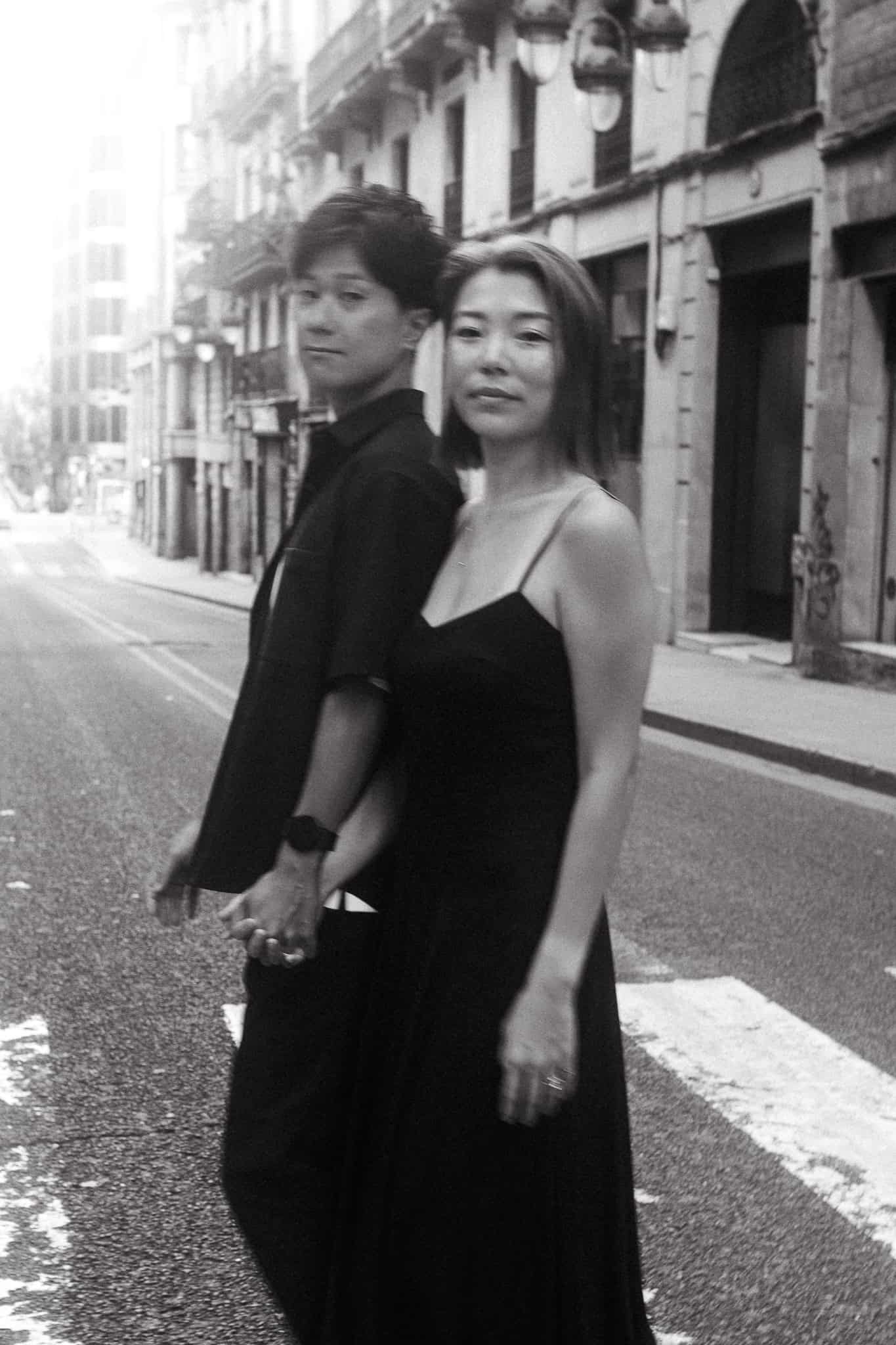 photoshoot of Japanese couple in Barcelona Gothic Quarter