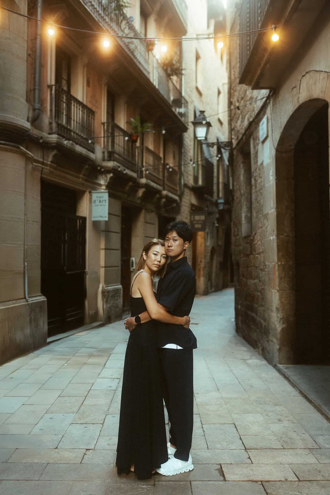 romantic photoshoot of Japanese couple in Barcelona Gothic Quarter