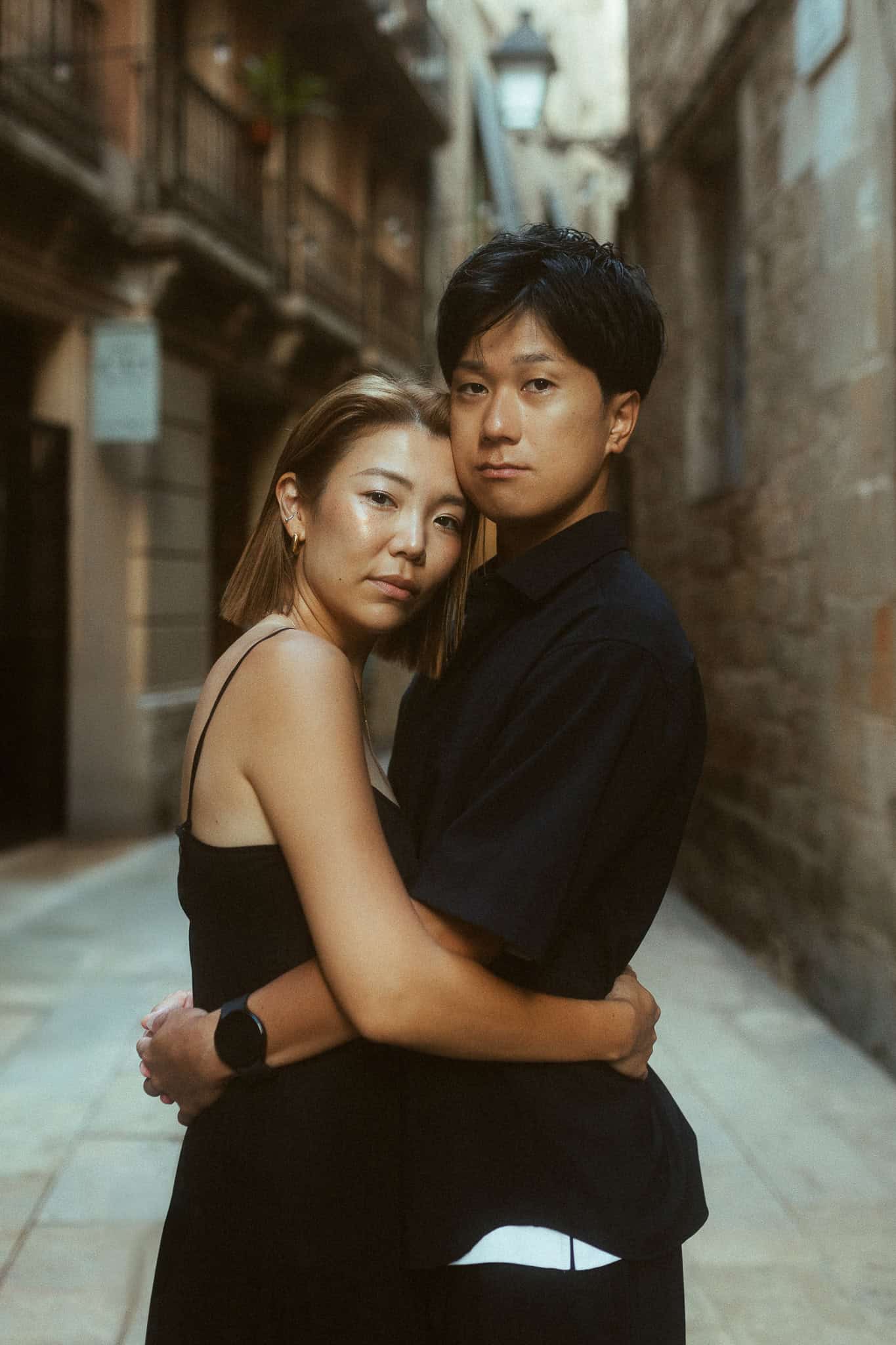Engagement-style photoshoot of Japanese couple in Barcelona Gothic Quarter