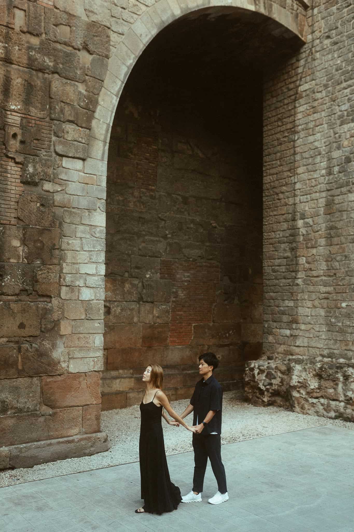 photoshoot of Japanese couple in Barcelona Gothic Quarter