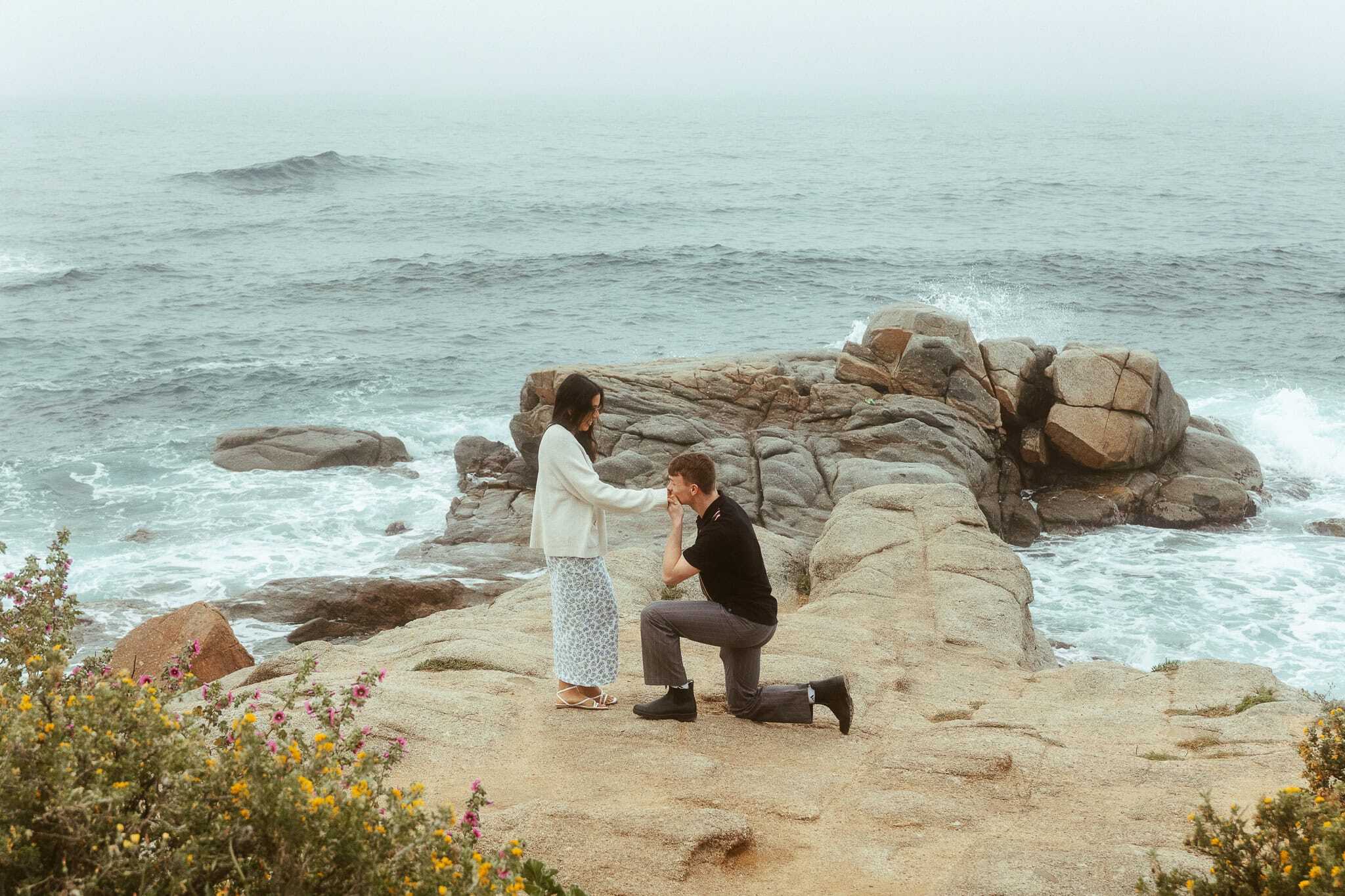 Surprise proposal photo session on the cliffs of costa brava