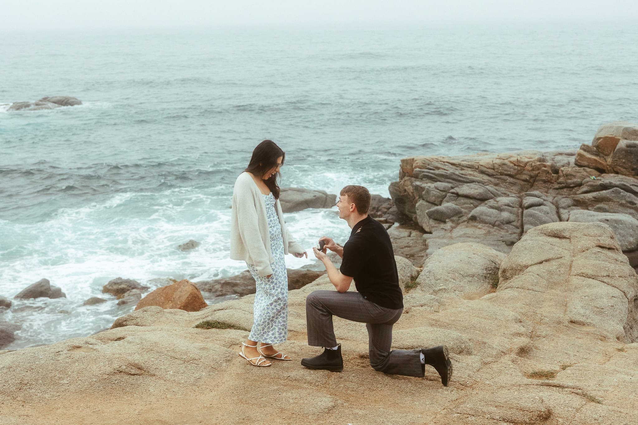 Surprise proposal photo session on the cliffs of costa brava