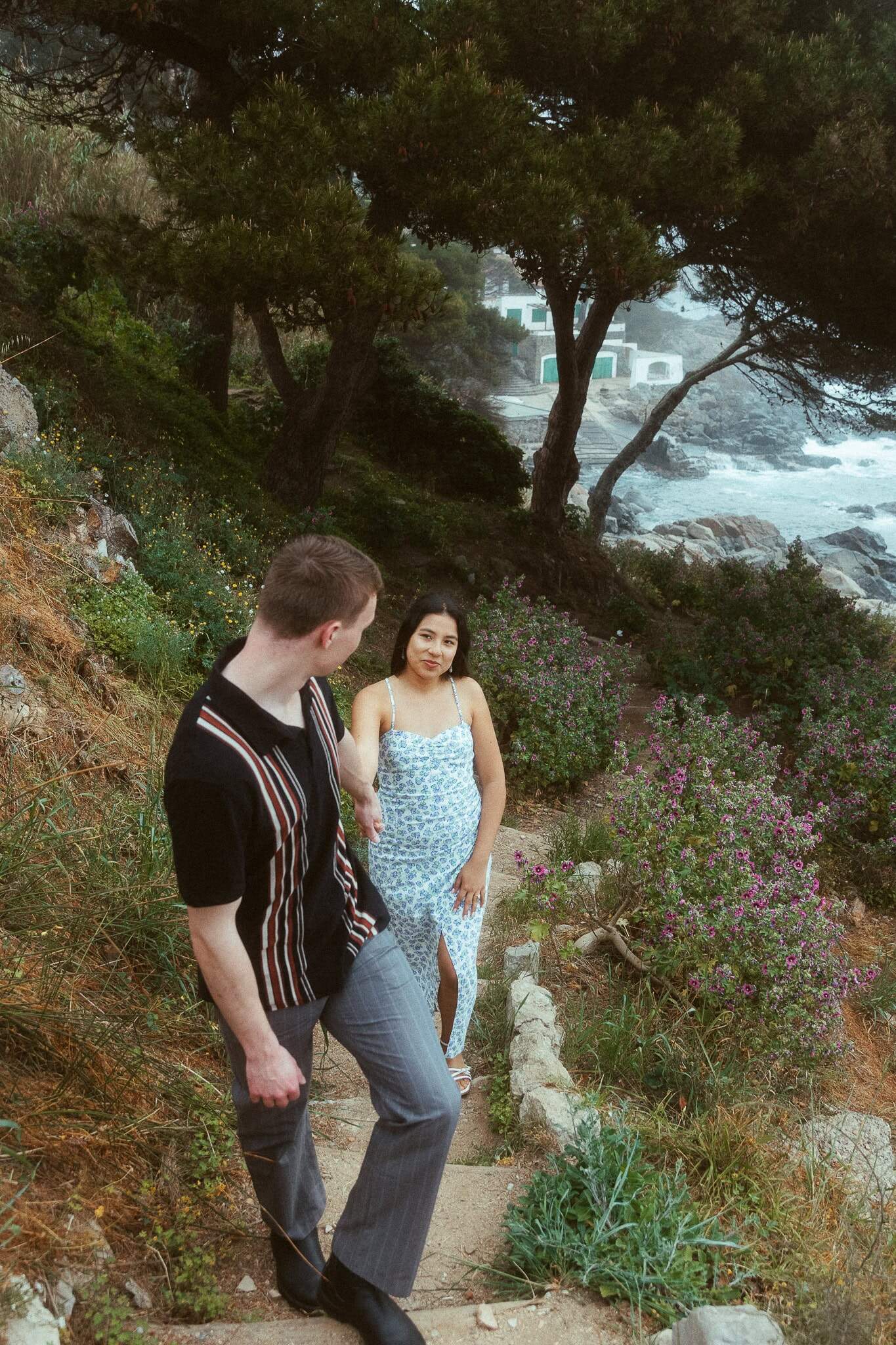 Surprise proposal photo session on the cliffs of costa brava