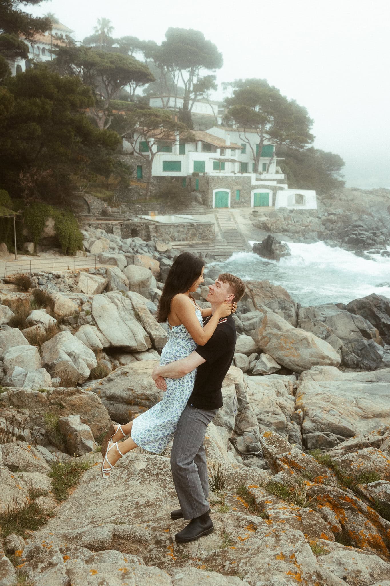 Surprise proposal photo session on the cliffs of costa brava