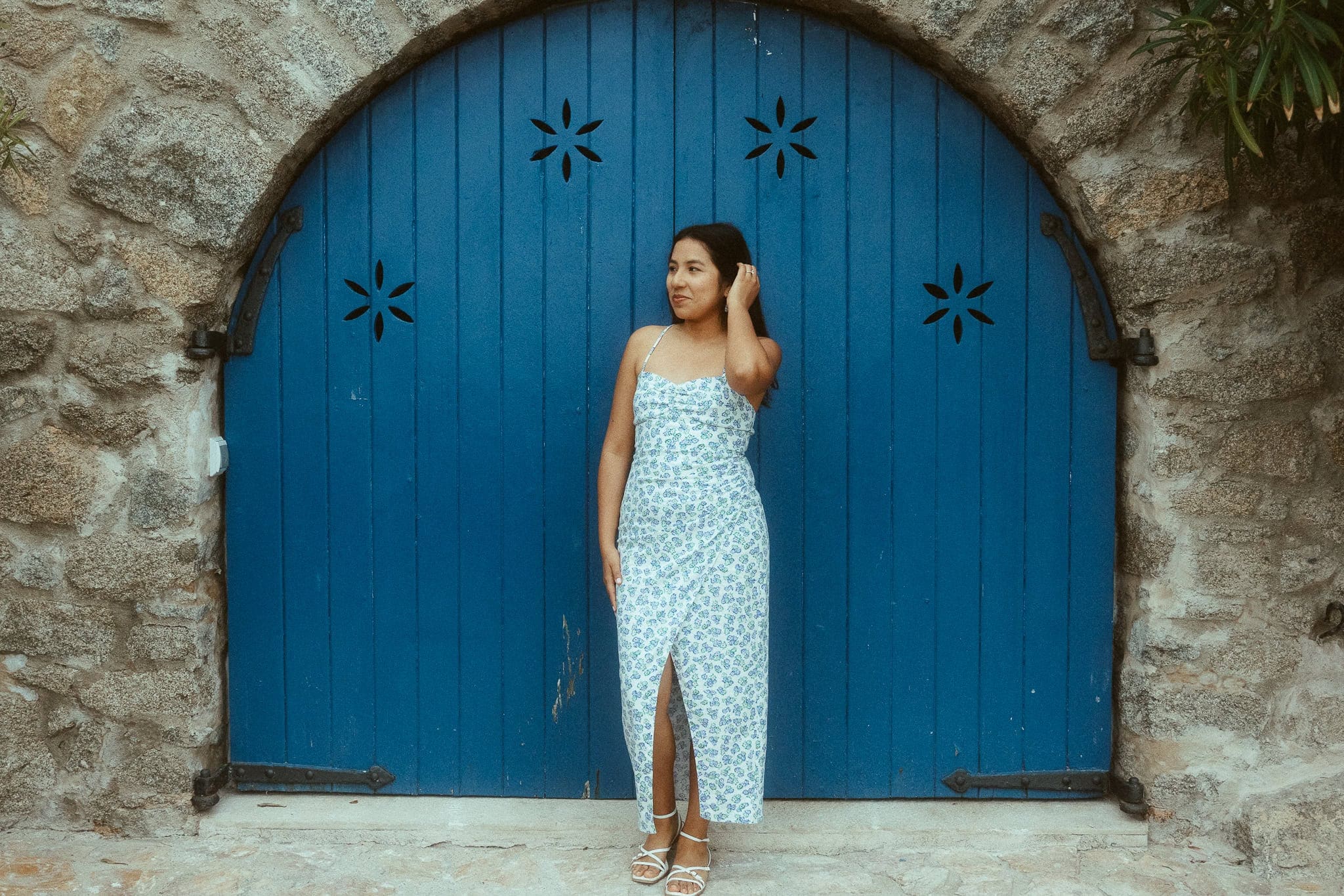 Surprise proposal photo session on the cliffs of costa brava