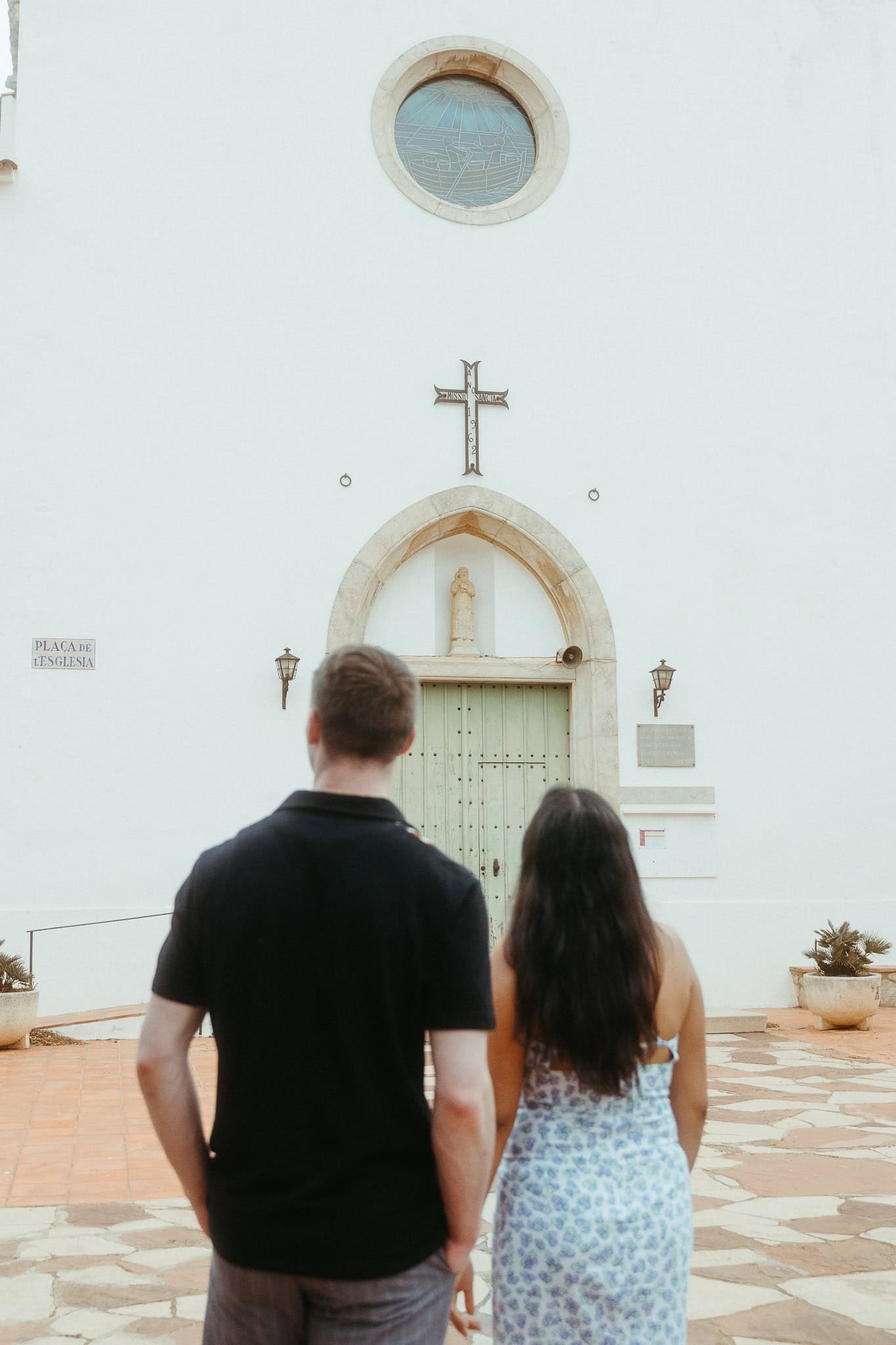 Surprise proposal photo session on the cliffs of costa brava
