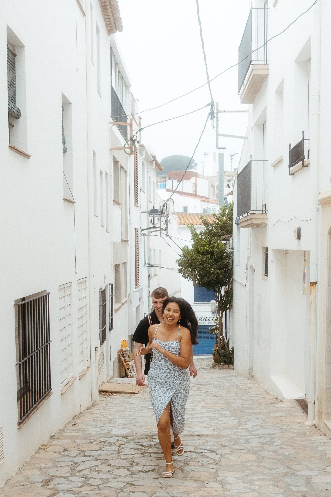 Surprise proposal photo session on the cliffs of costa brava