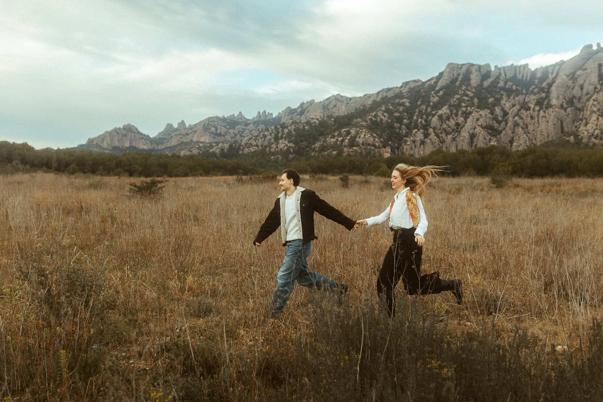Couples photoshoot in the nature near Montserrat mountains