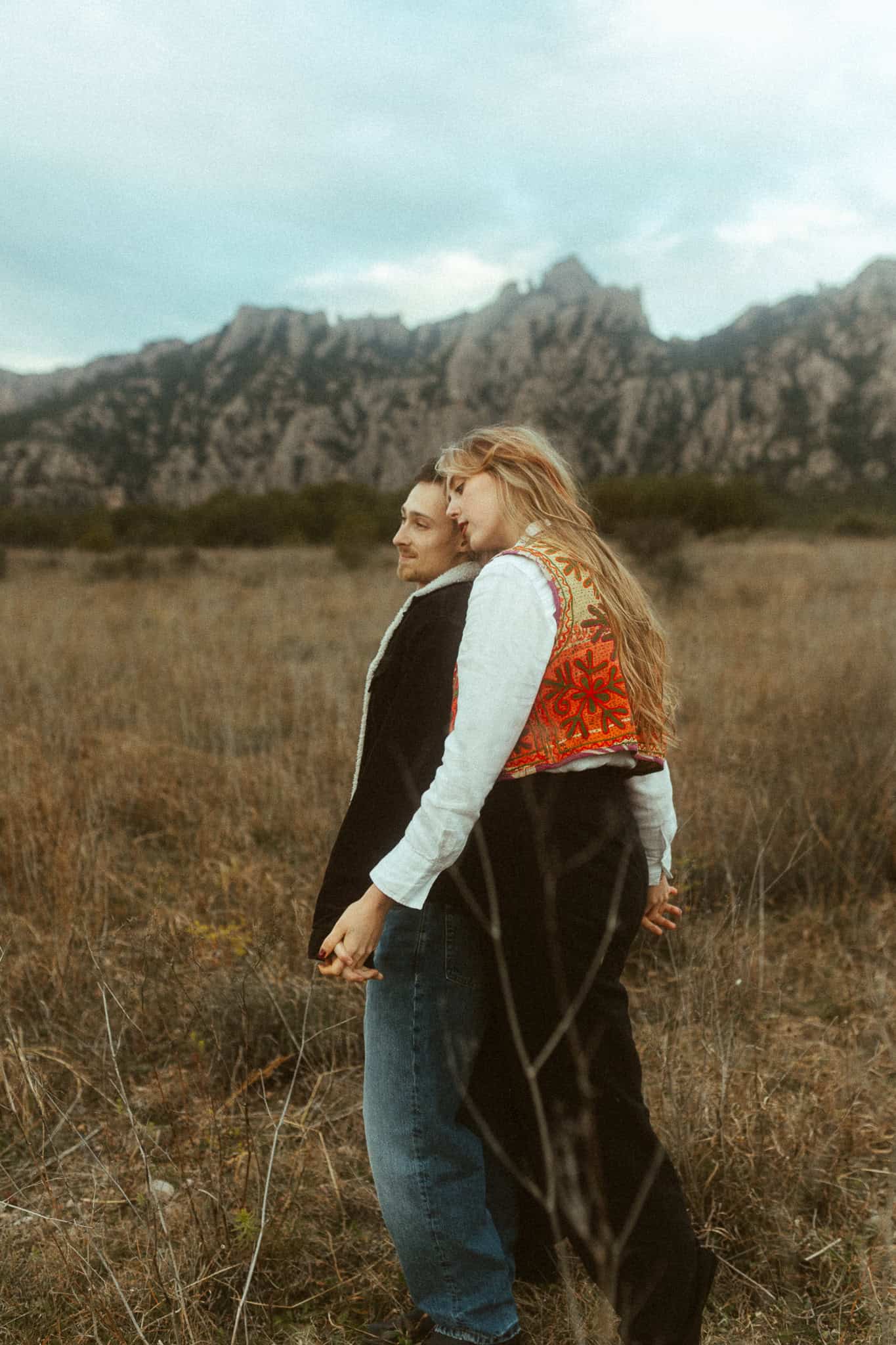 Couples photoshoot in the nature near Montserrat mountains