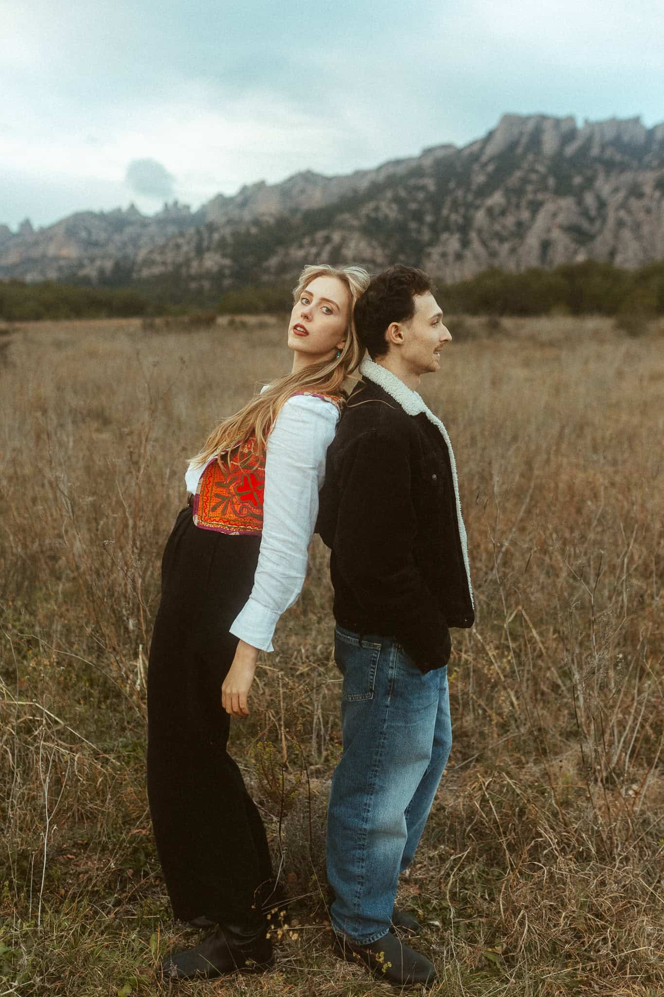 Couples photoshoot in the nature near Montserrat mountains