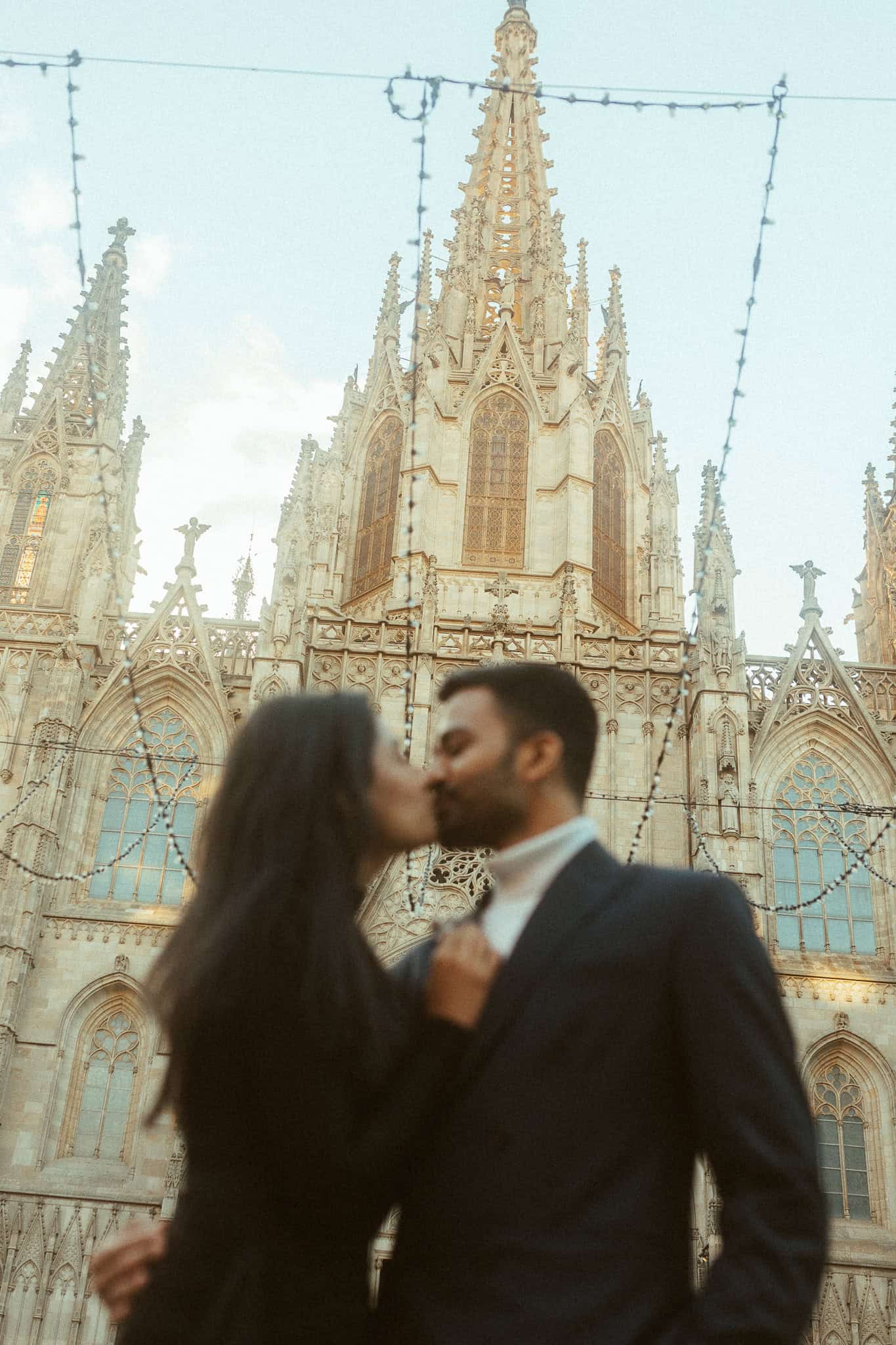 Elegant couples photoshoot in Gothic Quarter, Barcelona