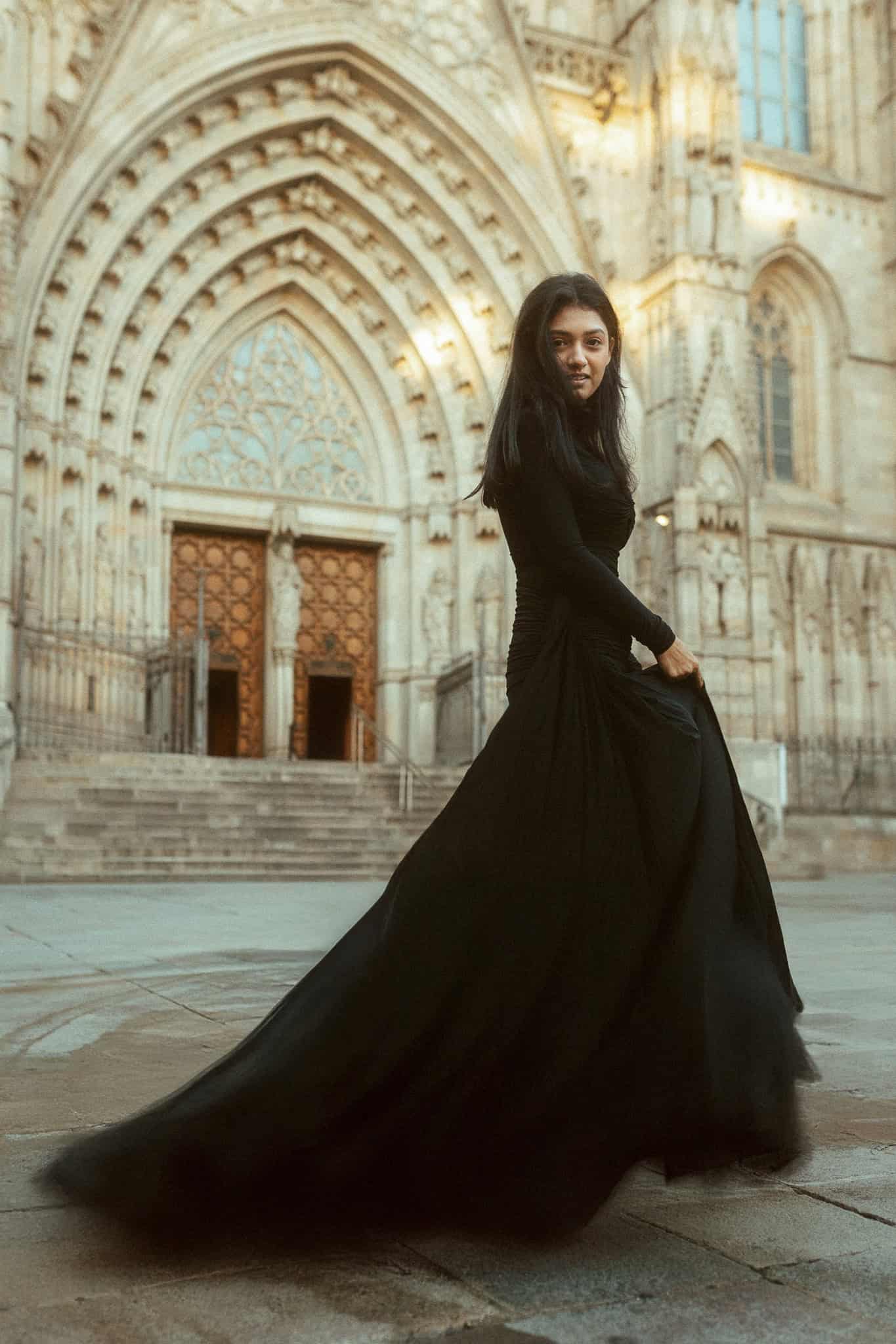 Elegant couples photoshoot in Gothic Quarter, Barcelona