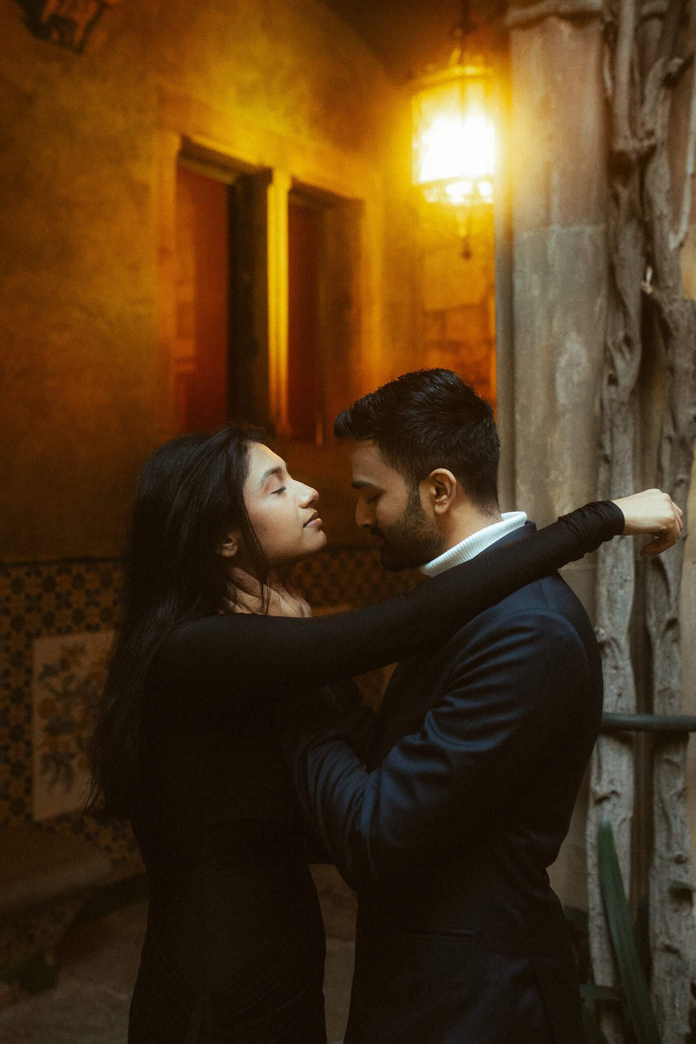 Elegant couples photoshoot in Gothic Quarter, Barcelona
