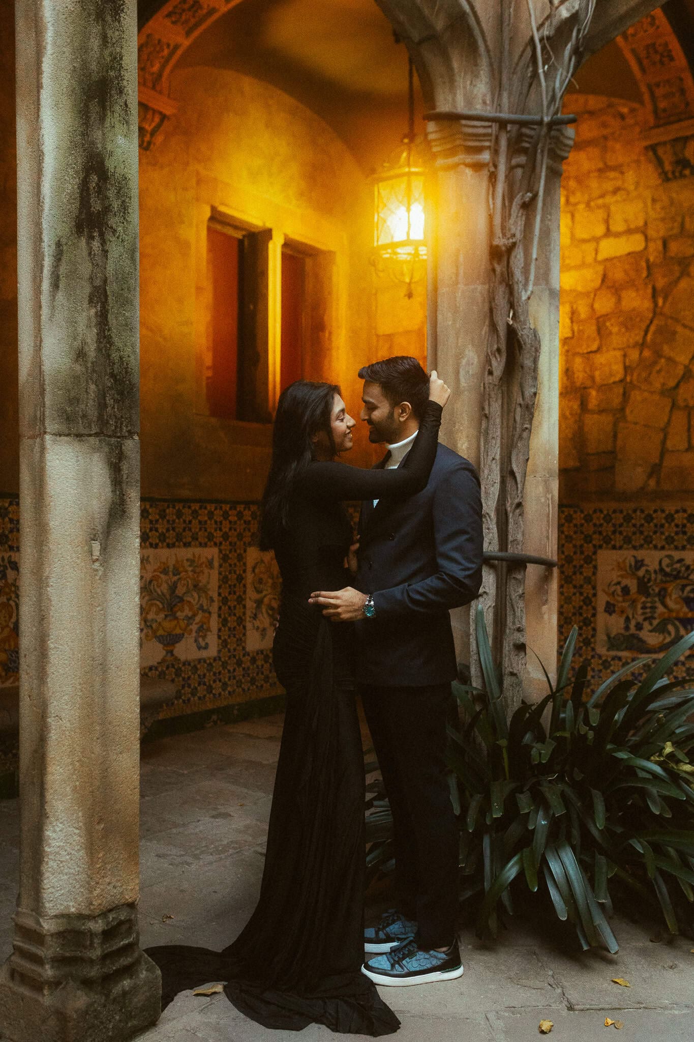 Elegant couples photoshoot in Gothic Quarter, Barcelona