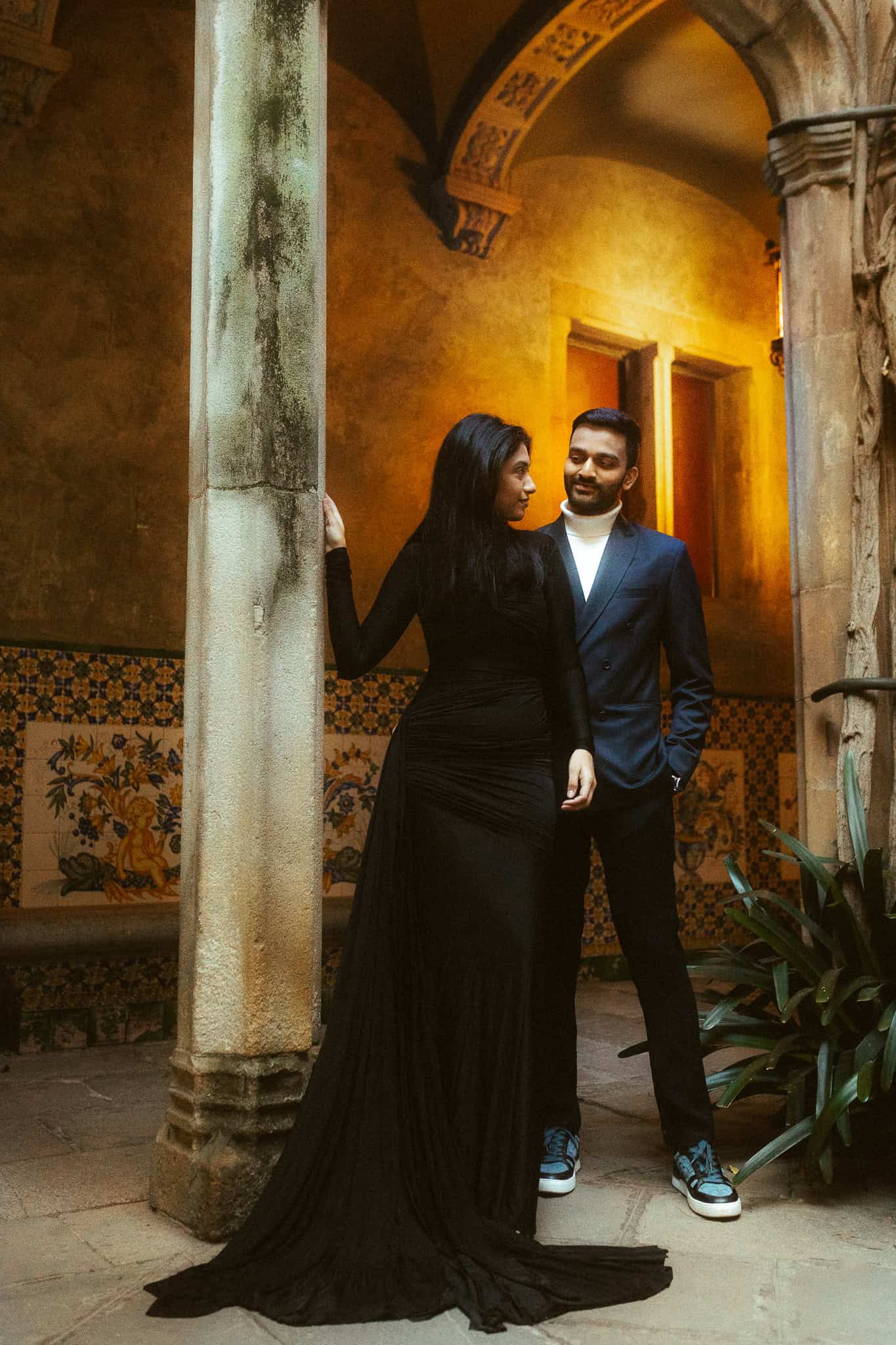 Elegant couples photoshoot in Gothic Quarter, Barcelona