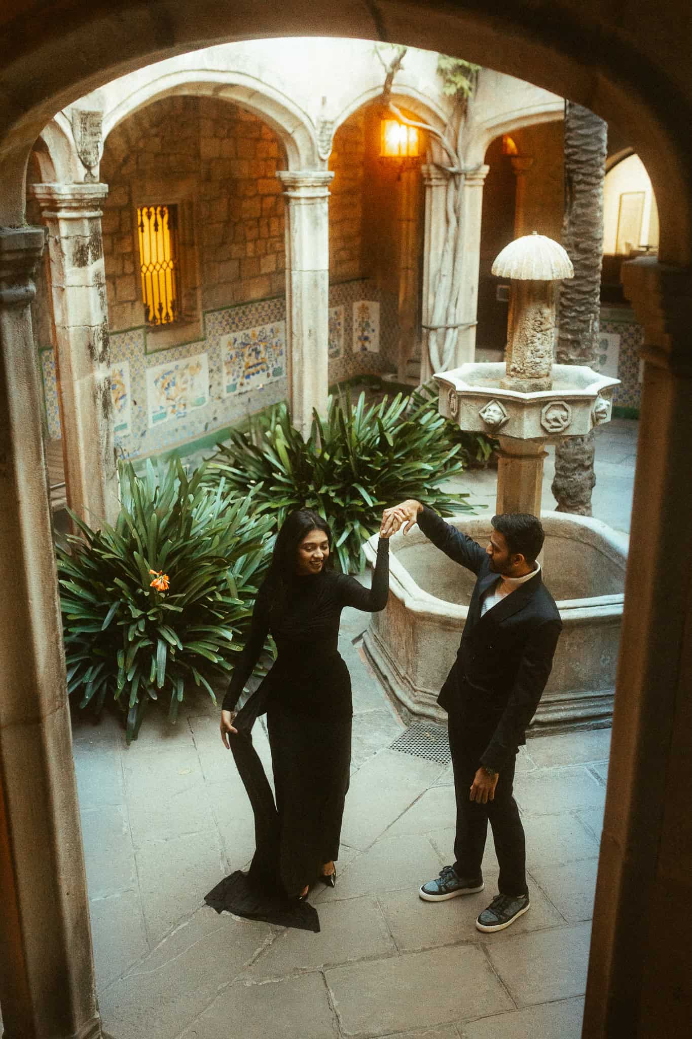 Elegant couples photoshoot in Gothic Quarter, Barcelona