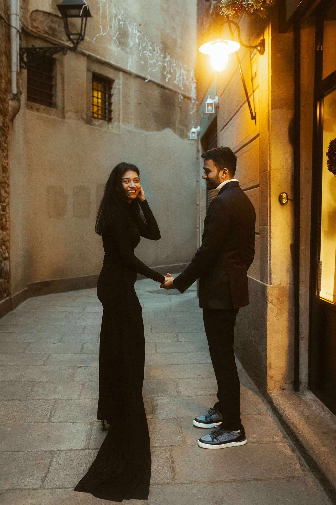 Elegant couples photoshoot in Gothic Quarter, Barcelona