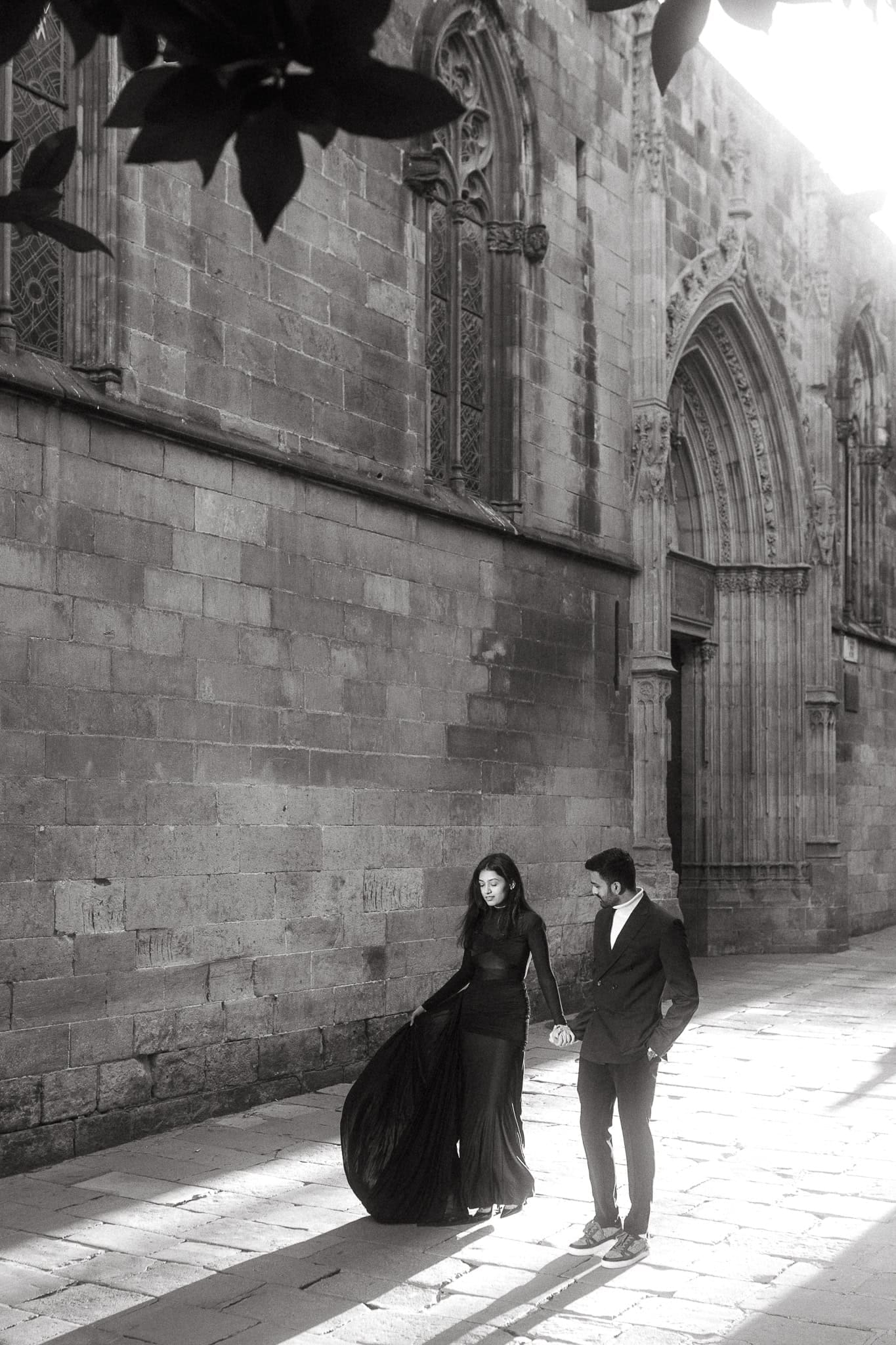 Elegant couples photoshoot in Gothic Quarter, Barcelona