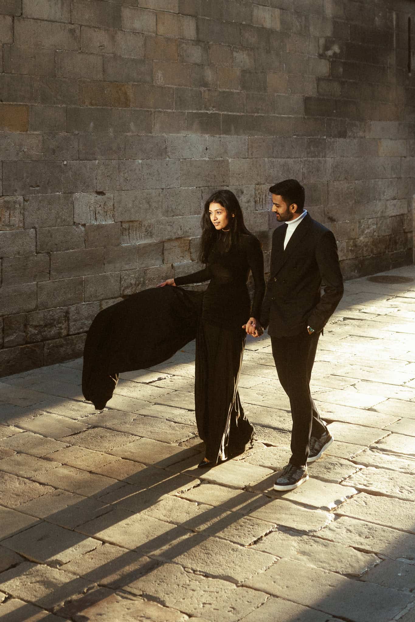 Elegant couples photoshoot in Gothic Quarter, Barcelona