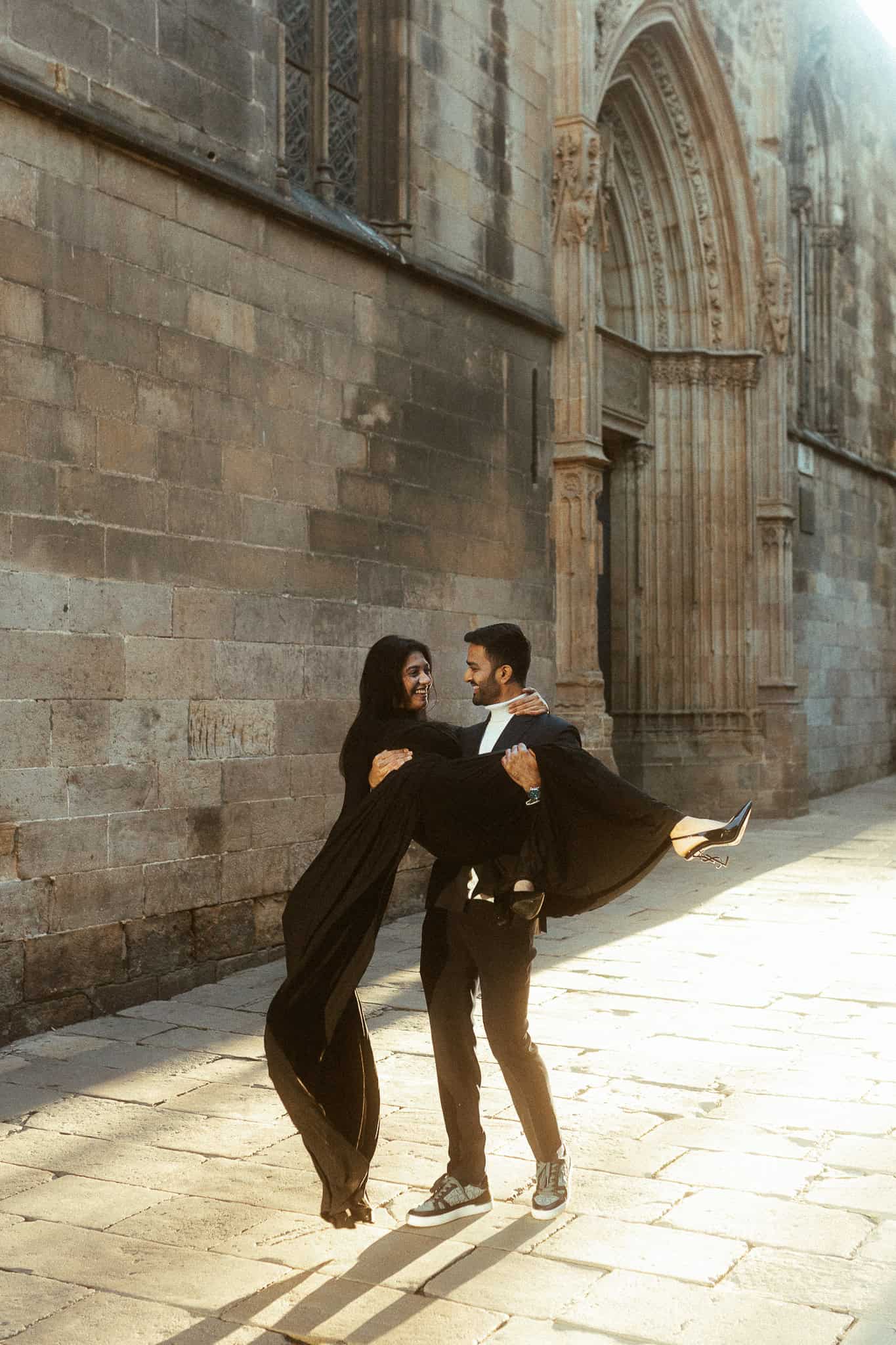 Elegant couples photoshoot in Gothic Quarter, Barcelona