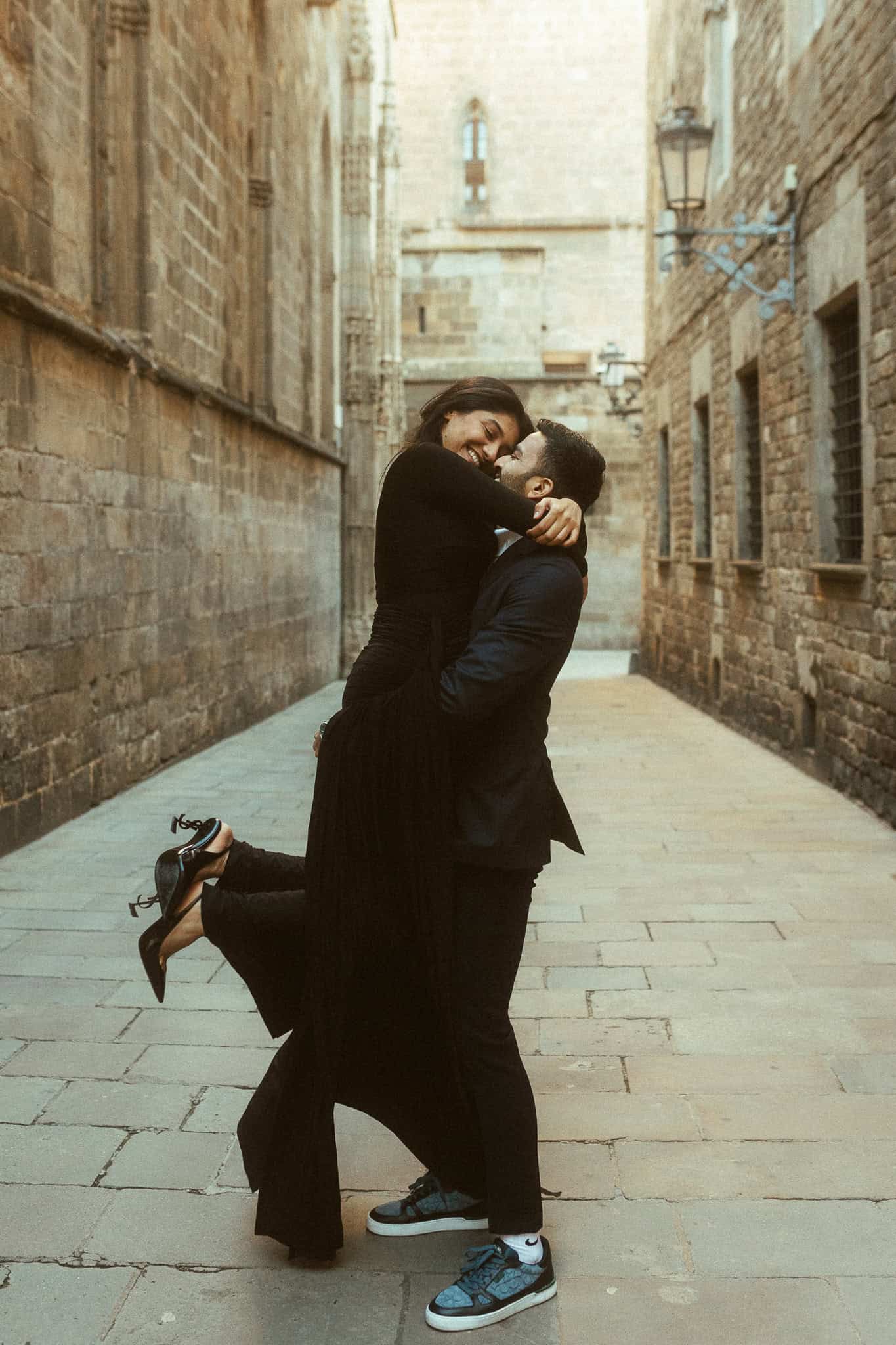 Elegant couples photoshoot in Gothic Quarter, Barcelona