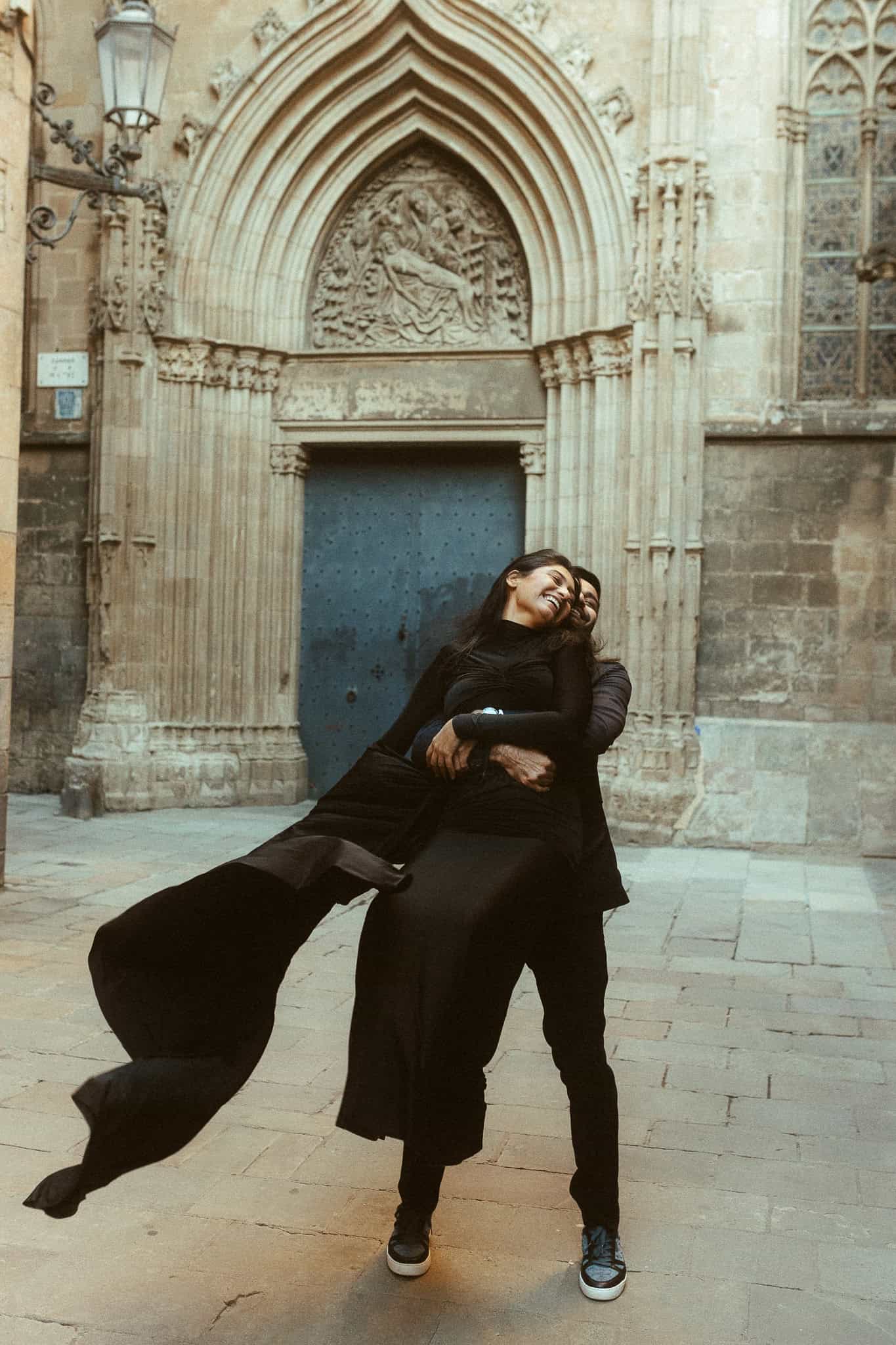 Elegant couples photoshoot in Gothic Quarter, Barcelona