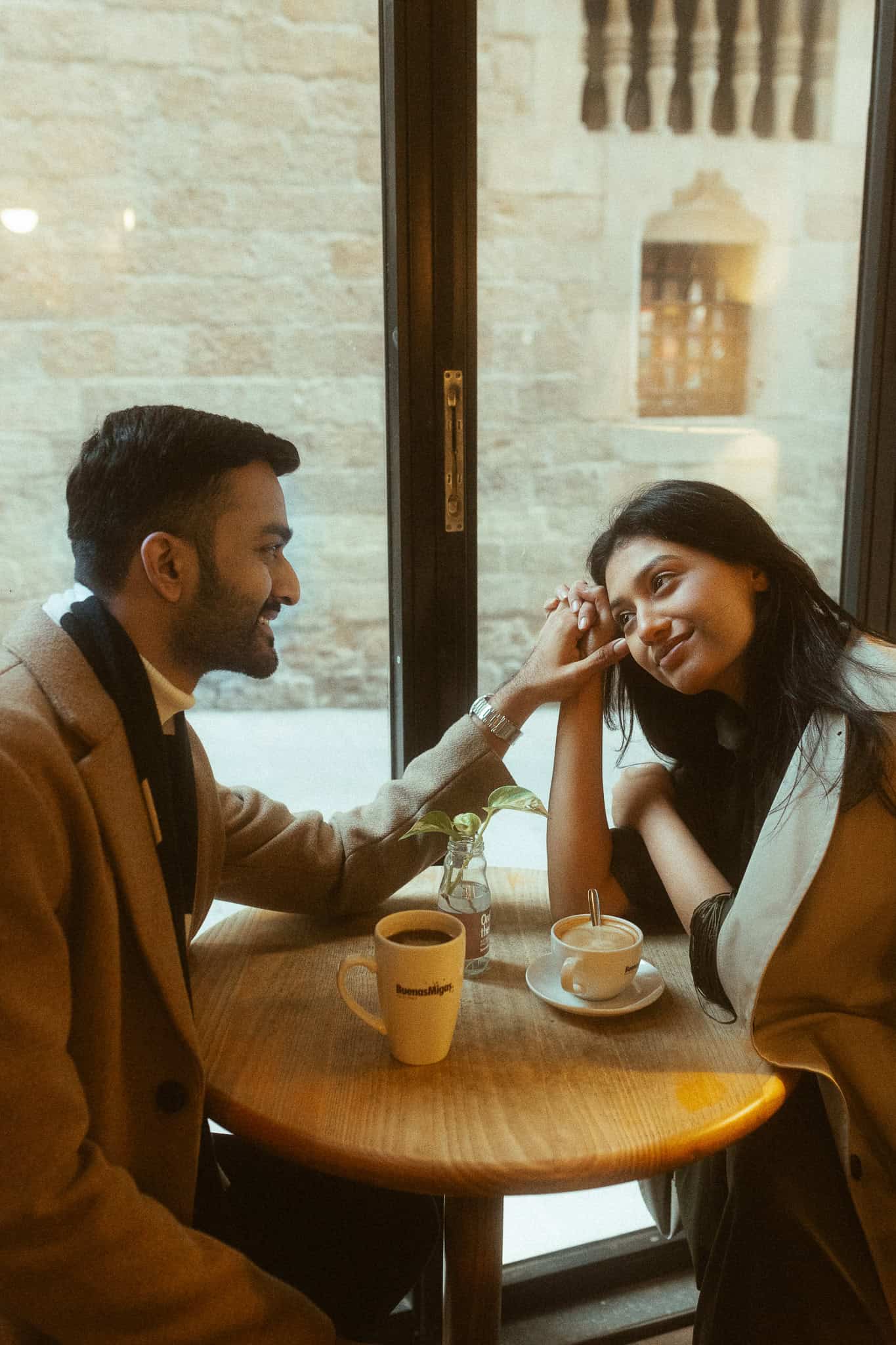 Elegant couples photoshoot in Gothic Quarter, Barcelona