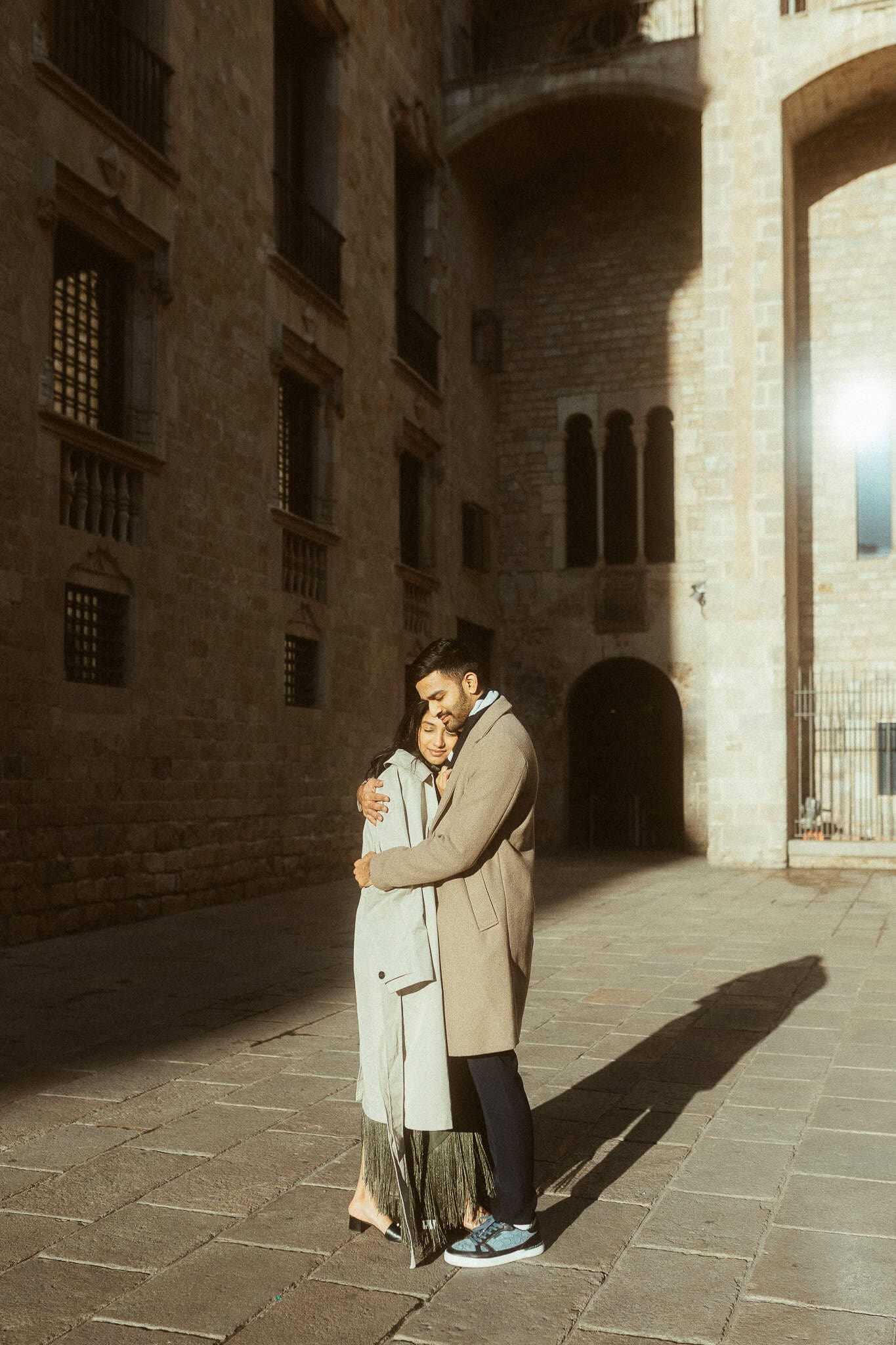 Elegant couples photoshoot in Gothic Quarter, Barcelona