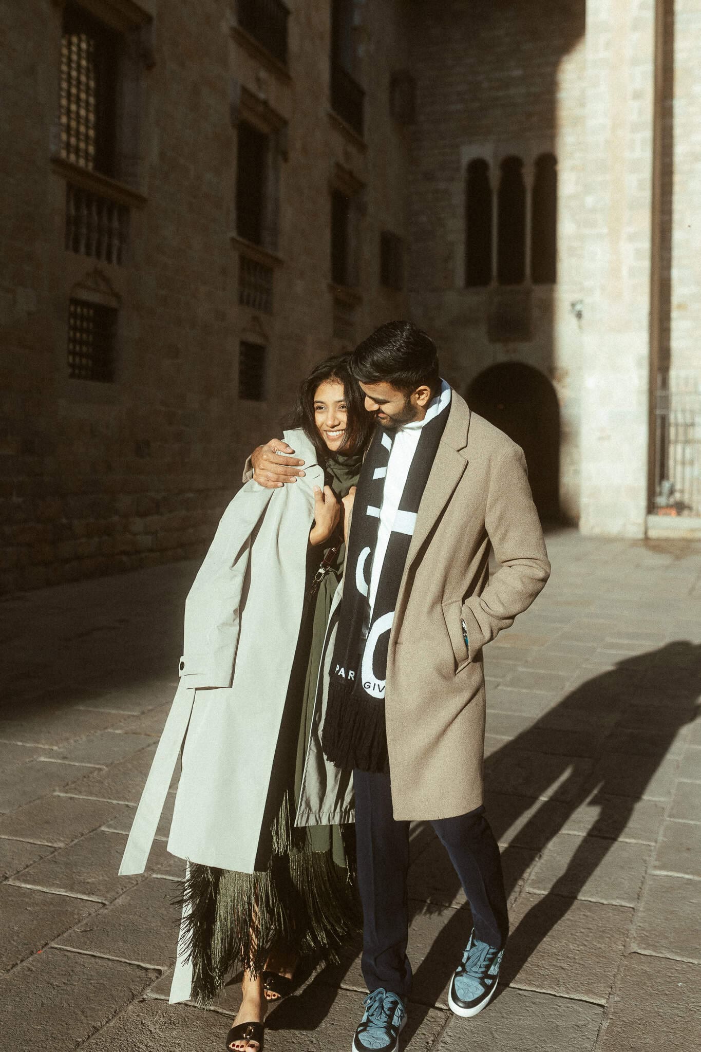 Elegant couples photoshoot in Gothic Quarter, Barcelona