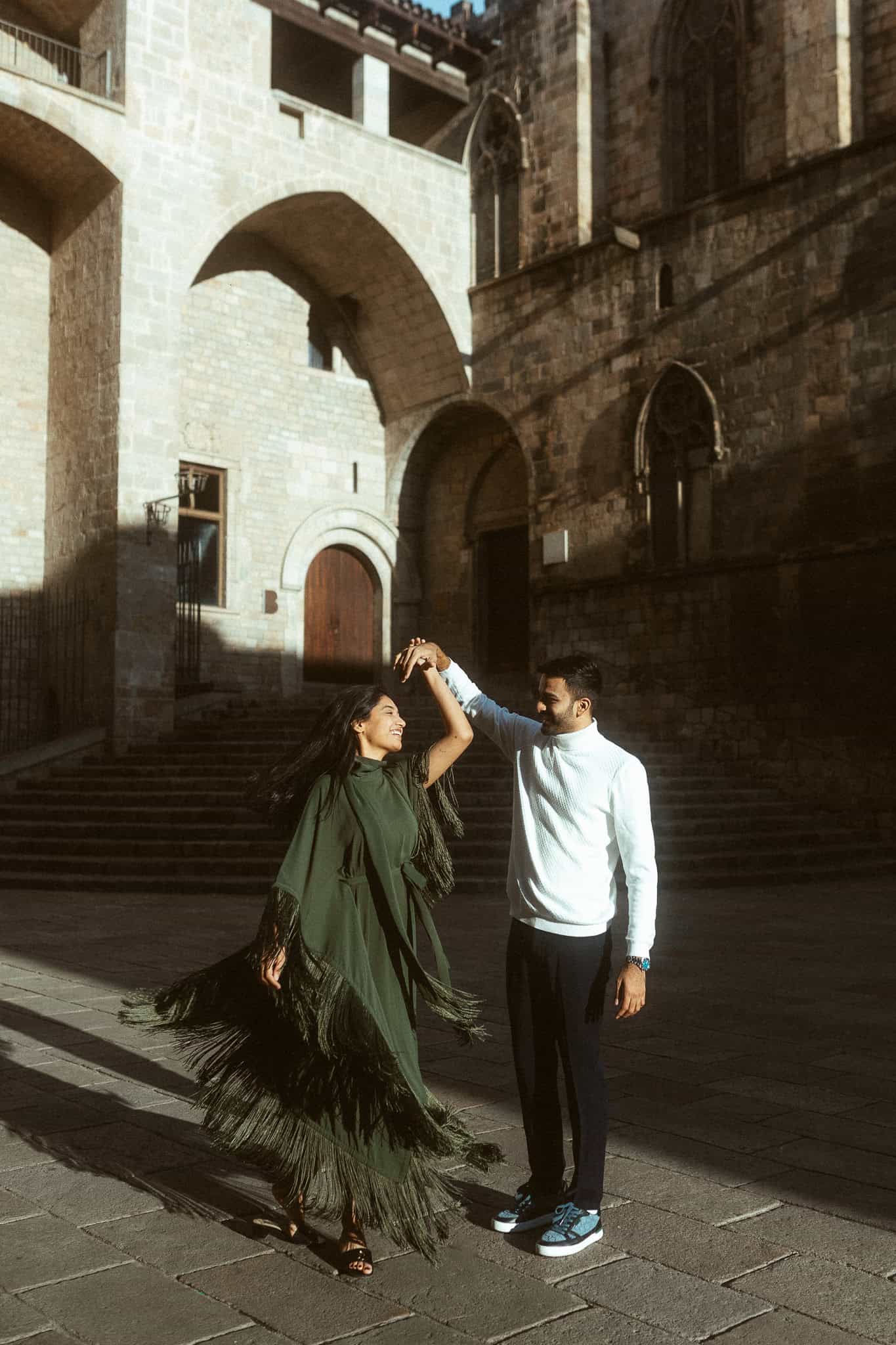 Elegant couples photoshoot in Gothic Quarter, Barcelona