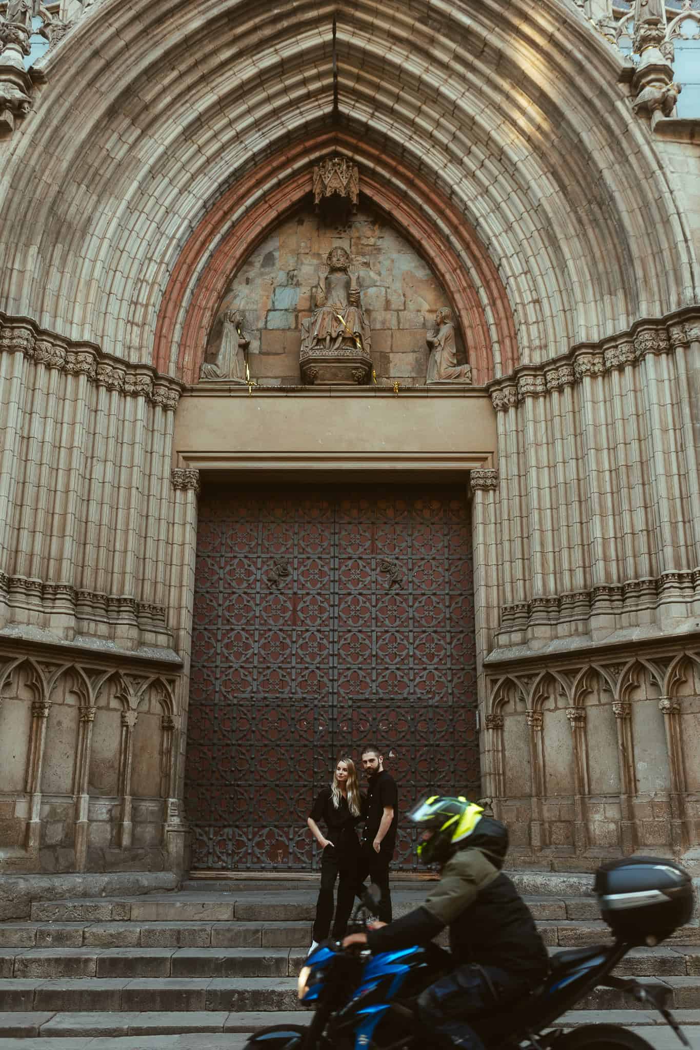 Couple photoshoot in Barcelona city